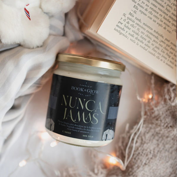 Vegane Sojawachs-Kerze 'Niemals wieder' - Book and Glow - 3