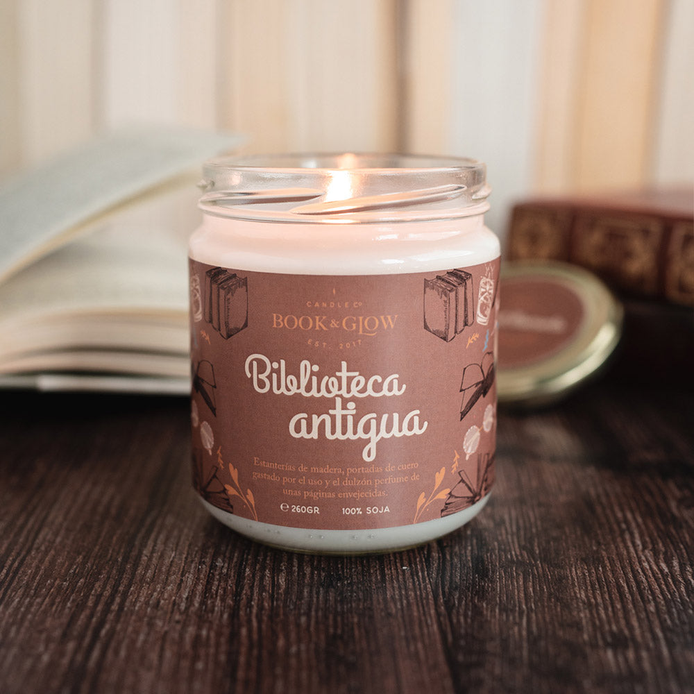 Vegane Sojawachskerze 'Alte Bibliothek' - Book and Glow - 1